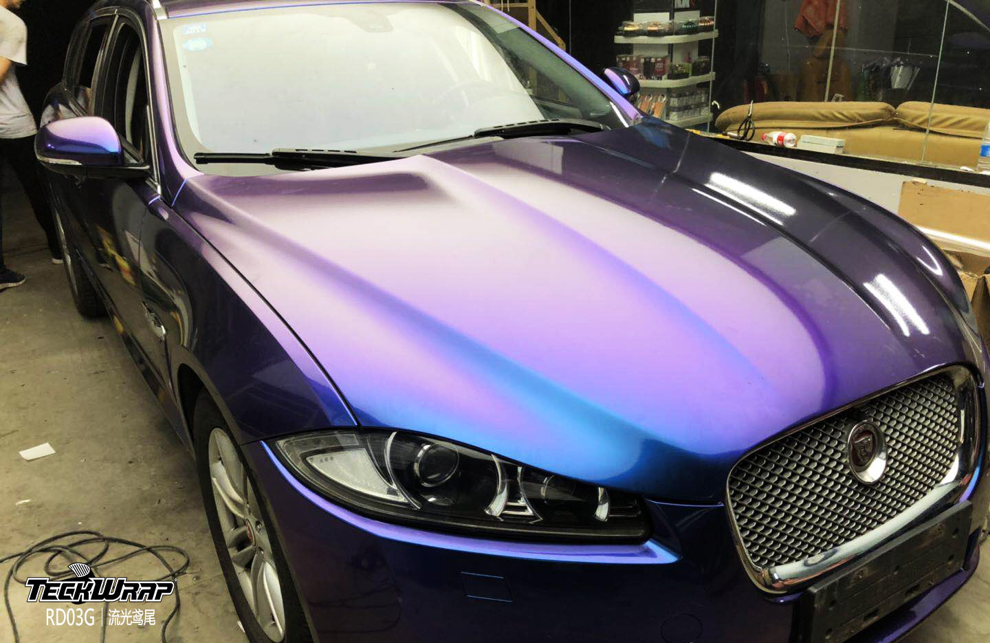 捷豹汽車改色貼膜新風(fēng)尚 TeckWrap美國禿鷹RD03G流光鳶尾與冷藏車的跨界藝術(shù)